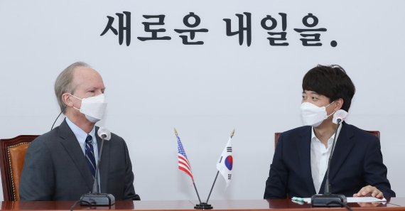 국민의힘 이준석 대표가 6일 서울 여의도 국회에서 로버트 랩슨 주한 미국대사 대리를 접견하고 있다. 사진=박범준 기자