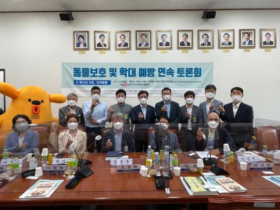 김민석 더불어민주당 의원(뒷줄 왼쪽 네 번째)와 국회의원 연구단체 '약자의 눈'이 '동물 학대 범죄 예방을 위한 제도 개선 토론회'를 개최했다. 사진=김민석 의원실