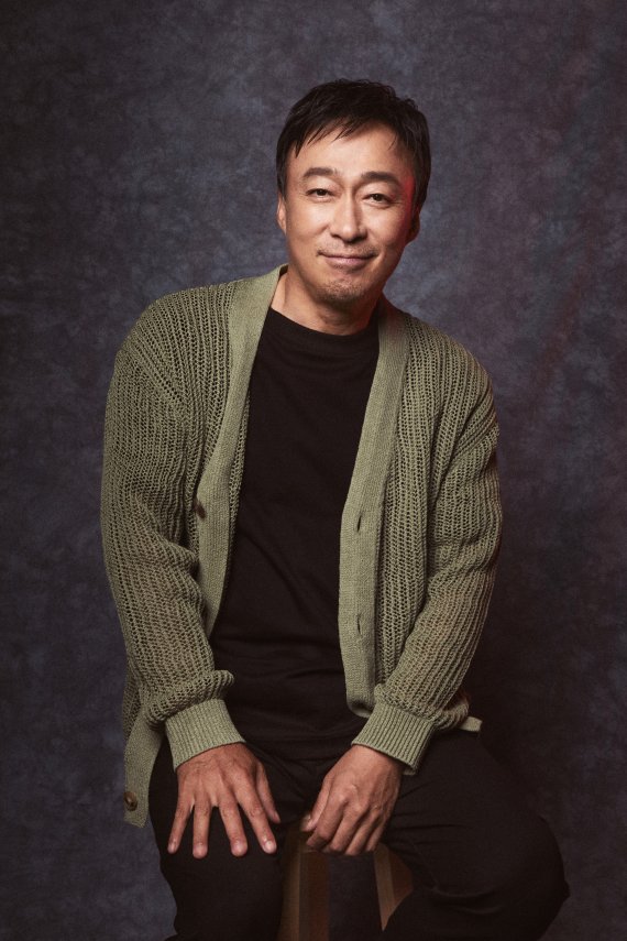 [서울=뉴시스] 영화 '제8일의 밤' 이성민. (사진=넷플릭스 제공) 2021.07.06 photo@newsis.com