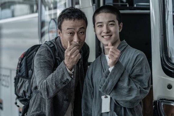 [서울=뉴시스] 영화 '제8일의 밤' 이성민(왼쪽), 남다름 스틸. (사진=넷플릭스 제공) 2021.07.06 photo@newsis.com