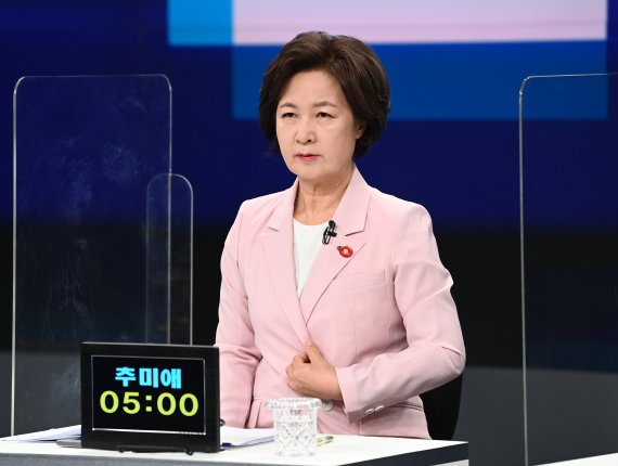 추미애 전 법무부 장관이 지난 5일 서울 마포구 JTBC 스튜디오에서 열린 TV 토론회에 참석해 리허설을 하고 있다. /사진=뉴시스