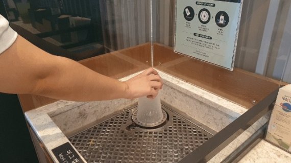 스타벅스 제주서해안로DT점에서 고객이 리유저블컵을 반납하기 전 세척하고 있다. 2021.07.06/ 뉴스1 © 뉴스1 이비슬 기자