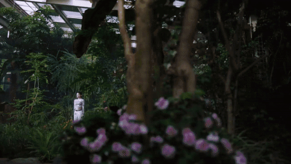 신한라이프의 광고에서 춤을 추고 있는 가상인간 로지. 신한라이프 유튜브 캡처