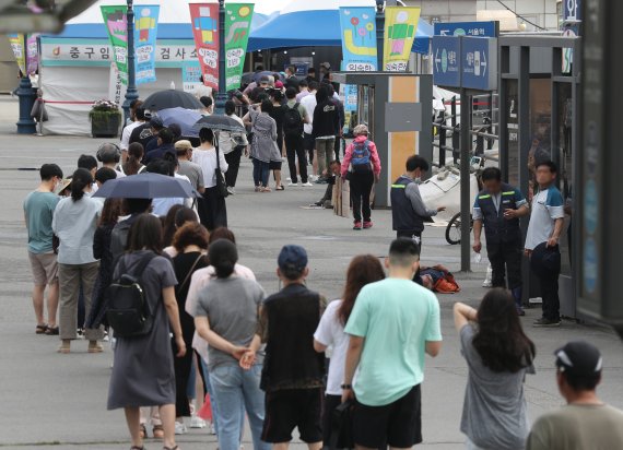 서울 신규 583명...강남 직장서 33명 확진