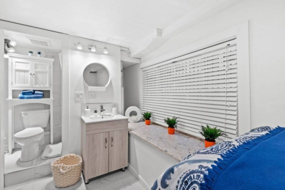 캐나다에 등장한 '초소형 원룸'에는 화장실과 침실이 혼합돼 있다. (인터넷 아카이브 웨이백머신 갈무리) © 뉴스1