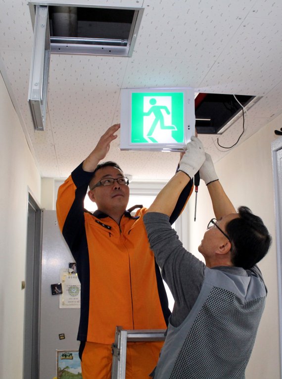 【광주=뉴시스】신대희 기자 = 광산소방서 소방관들이 사회복지회에서 비상구 안내판을 점검하고 있는 모습. 2016.10.15. (사진= 뉴시스 DB) photo@newsis.com