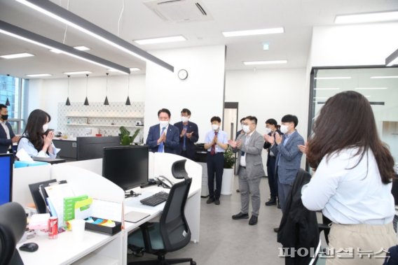 최대호 안양시장 5일 에프씨엠티 격려방문. 사진제공=안양시