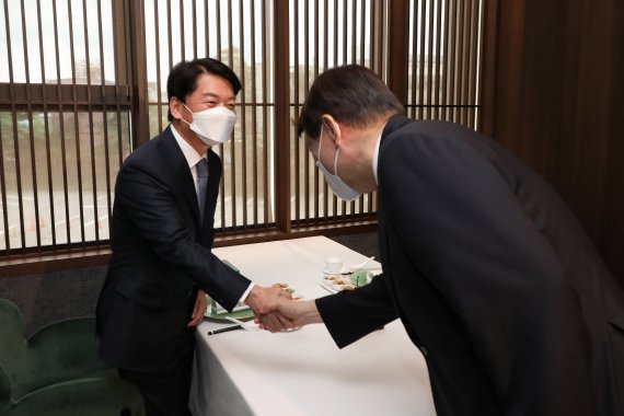 (서울=뉴스1) 국회사진취재단 = 안철수 국민의당 대표와 윤석열 전 검찰총장이 7일 서울 종로구 한 중식당에서 오찬 회동을 하고 있다. 2021.7.7/뉴스1 /사진=뉴스1화상