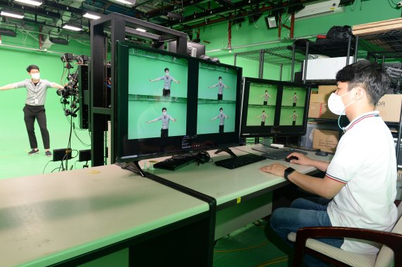 ETRI 연구진이 비정형 플렌옵틱 카메라로 입체 영상을 촬영하고 있다. ETRI 제공