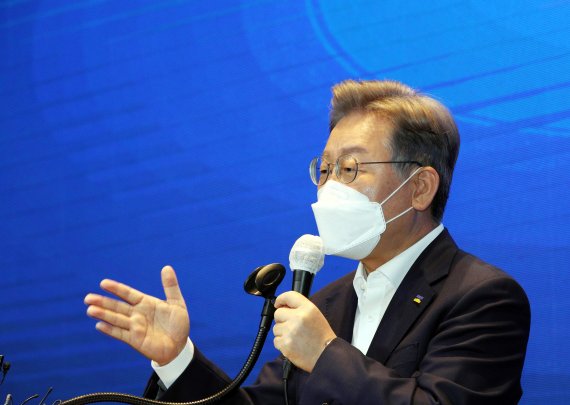 이재명 경기도지사는 7일 "윤석열 전 총장은 후쿠시마 오염수 해양 방출에 대한 분명한 입장을 밝히라"고 요구했다/뉴스1 © News1 구윤성 기자