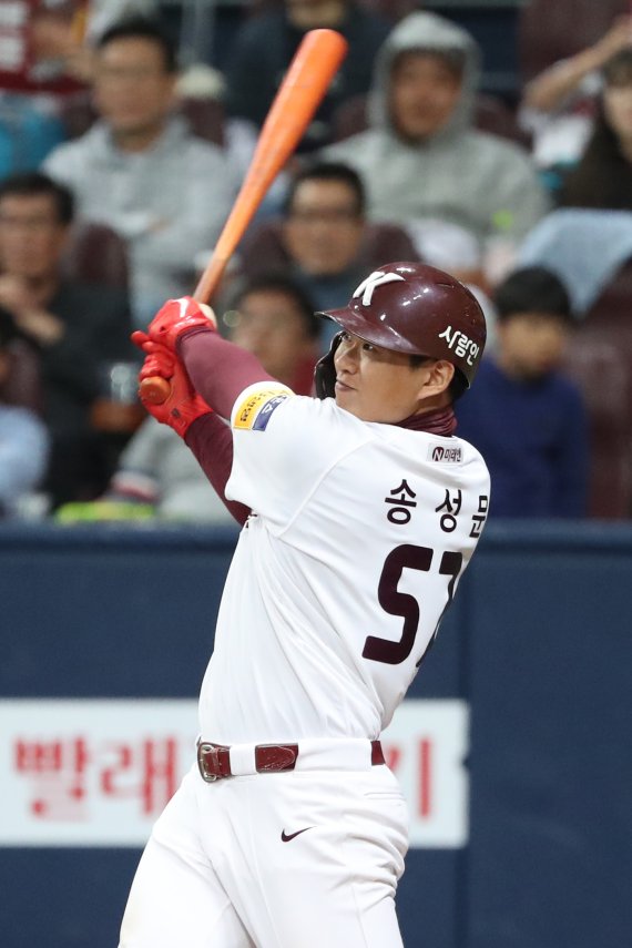 26일 오후 서울 구로구 고척스카이돔에서 열린 프로야구 2019 신한은행 마이카 KBO리그 한국시리즈 4차전 두산 베어스와 키움 히어로즈의 경기에서 6회말 2사 주자 없는 상황 키움 송성문이 우중간 2루타를 치고 있다. 2019.10.26/뉴스1 © News1 민경석 기자