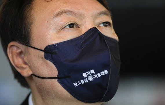 윤석열 전 검찰총장이 지난 6일 대전 유성구 한 호프집에서 '문재인정권 탈원전 4년의 역설-멀어진 탄소중립과 에너지 자립'을 주제로 열린 만민토론회에 참석해 원자력 문구가 써있는 마스크를 쓰고 있다. / 사진=뉴시스