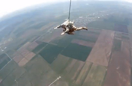 4000m 하늘에서 낙하한 조련사와 군견. (유튜브 갈무리) © 뉴스1