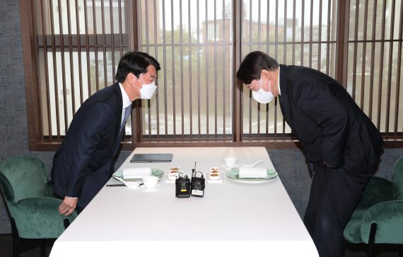 안철수 국민의당 대표(왼쪽)와 윤석열 전 검찰총장이 7일 서울 종로구의 한 중식당에서 회동에 앞서 인사를 나누고 있다. 국회사진기자단