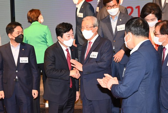 원희룡 제주지사(앞줄 왼쪽 두번째)가 이날 서울 여의도 중소기업회관에서 열린 '희망오름' 행사에서 김종인 전 비상대책위원장과 악수를 나누고 있다. 국회사진기자단