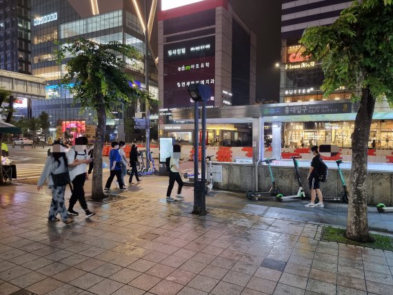 7일 오후 10시쯤 서울 마포구 홍대입구역 9번 출구 앞. © 뉴스1 이상학 기자