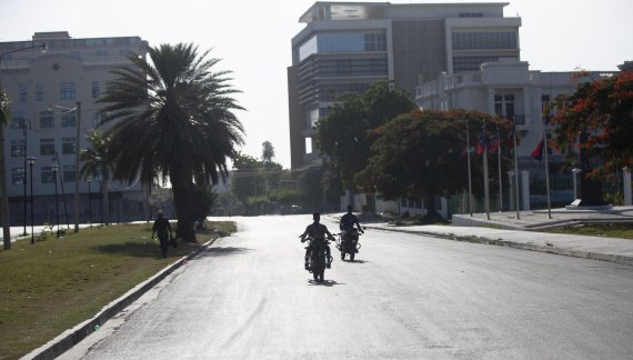 조브넬 모이제 대통령이 암살 돼 비상 계엄이 선포된 카리브해 섬나라 아이티에서 7일(현지시간) 한산한 거리를 오토바이 2대가 달리고 있다. AP뉴시스