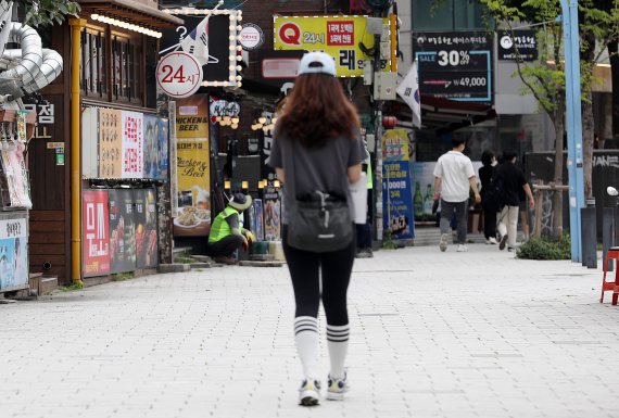7일 오후 서울 마포구 홍대거리의 한 식당과 노래방에 24시 영업 간판이 걸려있다. © News1 박세연 기자