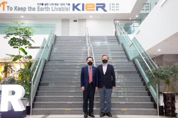 한국에너지기술연구원 김종남(오른쪽) 원장이 지난 7일 국가과학기술자문회의 지원단과 간단회를 갖고 강건기 단장과 함께 기념촬영을 하고 있다. 에너지기술연구원 제공