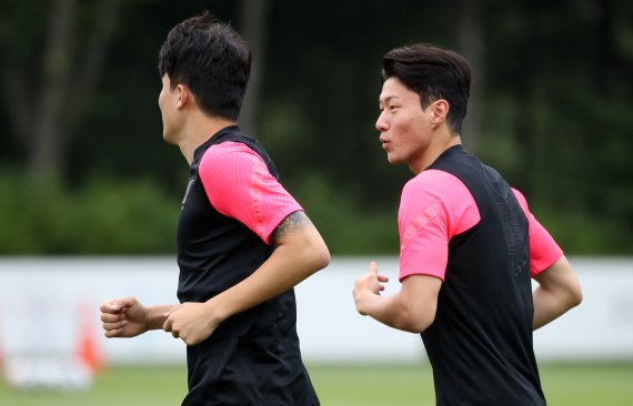 [파주=뉴시스]고범준 기자 = 2020 도쿄올림픽 축구대표팀 황의조 등 선수들이 5일 오후 경기도 파주 국가대표트레이닝센터(NFC)에서 열린 공개 훈련에서 몸을 풀고 있다. 올림픽 대표팀은 오는 13일 아르헨티나, 16일 프랑스와 평가전을 치른 후 17일 일본으로 출국한다. 2021.07.05. bjko@newsis.com