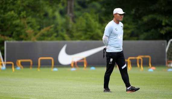 [파주=뉴시스]고범준 기자 = 2020 도쿄올림픽 축구대표팀 김학범 감독이 5일 오후 경기도 파주 국가대표트레이닝센터(NFC)에서 열린 공개 훈련에서 선수들을 바라보고 있다. 올림픽 대표팀은 오는 13일 아르헨티나, 16일 프랑스와 평가전을 치른 후 17일 일본으로 출국한다. 2021.07.05. bjko@newsis.com