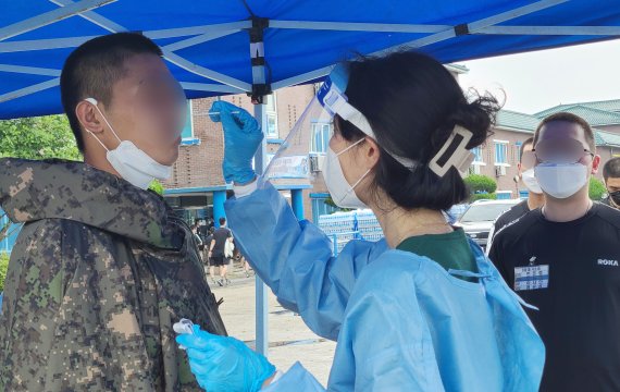 8일 오전 충남 논산 육군훈련소에서 논산보건소 의료진들이 훈련병 등 장병을 대상으로 코로나19 진단검사를 위한 검체 채취를 하고 있다. 사진=뉴스1.