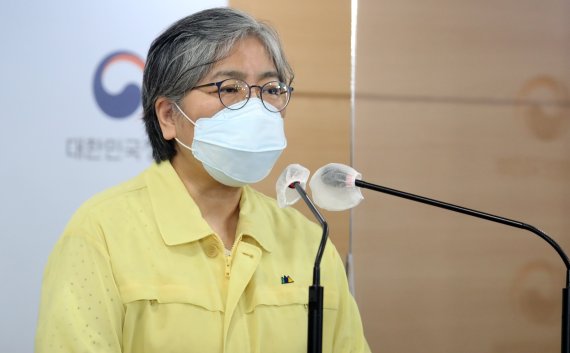 정은경 질병관리청장이 2일 서울 종로구 세종로 정부서울청사 브리핑룸에서 김부겸 국무총리의 코로나19 방역 관련 대국민 담화를 마치고 발언하고 있다. 2021.7.2/뉴스1 © News1 김명섭 기자