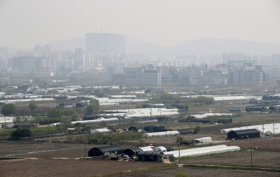[인천=뉴시스]고범준 기자 = 오는 7월부터 연말까지 4차례에 걸쳐 인천 계양 등 수도권 3기 신도시와 주요 택지에서 공공분양 아파트 3만200호의 사전청약이 진행된다. 사전청약 물량 중 1만4천 호는 신혼부부 등을 위한 신혼희망타운으로 공급한다. 사진은 21일 오후 인천계양지구 부지 모습. 2021.04.21. bjko@newsis.com