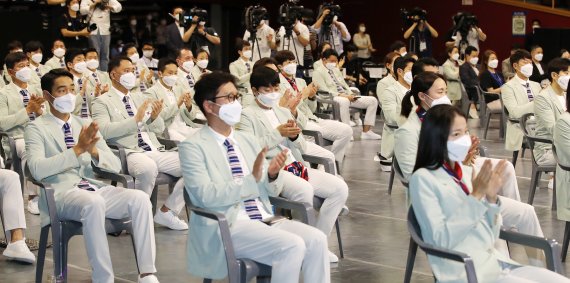 8일 오후 서울 송파구 올림픽공원 내 올림픽홀에서 열린 '2020 제32회 도쿄하계올림픽대회 대한민국 선수단 결단식'에서 선수들이 김부겸 국무총리의 축사가 끝난 후 박수를 치고 있다. 2021.7.8/뉴스1 © News1 김진환 기자