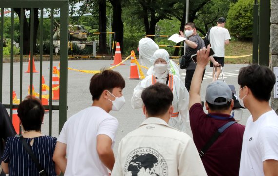 충남 논산 육군훈련소에서 신종 코로나바이러스 감염증(코로나19) 집단감염이 발생한 가운데 7월 8일 육군훈련소 입영심사대에서 장병들이 입영하고 있다. 사진=뉴스1.