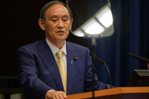 스가 요시히데 일본 총리가 8일 도쿄 총리 관저에서 코로나 대응 긴급사태 선언에 대한 기자회견을 하고 있다. 로이터 뉴스1