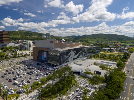 경주화백컨벤션뷰로가 '2025 APEC 정상회의' 경주 유치 의향을 공식 표명하고, 유치 준비에 본격 들어갔다. 사진은 경주화백컨벤션센터(하이코) 전경. 사진=경주시 제공