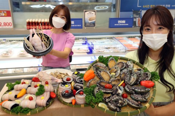 지난 7일 이마트 성수점에서 모델들이 '초복 맞이 대표 보양식 행사'를 소개하고 있다. 이마트 제공