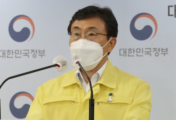 권덕철 "비수도권 거리두기 격상..확산세 반전 불가피한 조치"