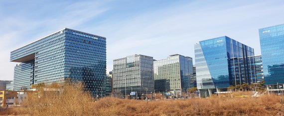 최악 인플레에도 글로벌 IT투자 늘린다...PC·태블릿만 빼고