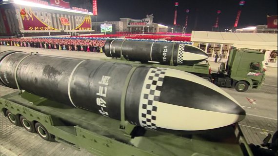 [서울=뉴시스] 지난 1월 15일 조선중앙TV 보도한 같은 달 14일 조선노동당 8차 대회 기념 열병식에서 '북극성-5ㅅ' 문구가 적힌 신형 추정 잠수함발사탄도미사일(SLBM)이 등장하고 있다. (사진=조선중앙TV 갈무리) 2021.01.15. photo@newsis.com /사진=뉴시스