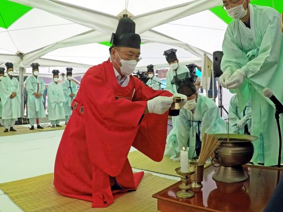 [양양=뉴시스] 김경목 기자 = 해수욕장 개장일인 9일 오전 김진하 강원 양양군수가 양양군 낙산해수욕장 데크 무대에서 용왕제를 올리고 사고 없는 해수욕장 운영을 기원하고 있다. (사진=양양군청 제공) 2021.07.09. photo@newsis.com *재판매 및 DB 금지
