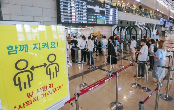 지난 8일 서울 강서구 김포공항 국내선 출국장에 여행객 사이 사회적 거리두기를 알리는 안내문이 세워져 있다. © News1 /사진=뉴스1