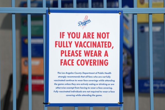 지난 10일(현지시간) 미국 로스앤젤레스 다저스타디움 야구장에 코로나19 백신 2차 접종을 받지 못했을 경우 마스크를 착용하라는 안내가 붙어있다.로이터뉴스1