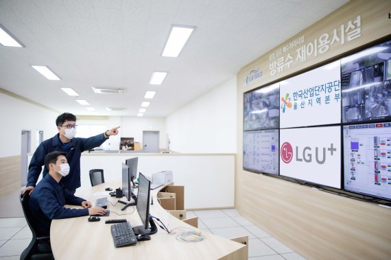 LG유플러스는 한국산업단지공단 울산지역본부와 함께 울산지역 산업단지 경쟁력 강화와 산단 내 5G MEC 적용을 위한 업무협약을 체결했다. 산업단지 관계자들이 11일 U+스마트팩토리 솔루션을 살펴보고 있다. LG유플러스 제공