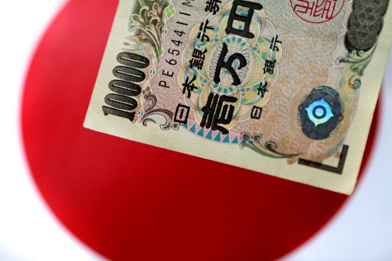 일본 국기 이미지 위에 일본의 최고액권인 1만엔권 지폐. 로이터 뉴스1