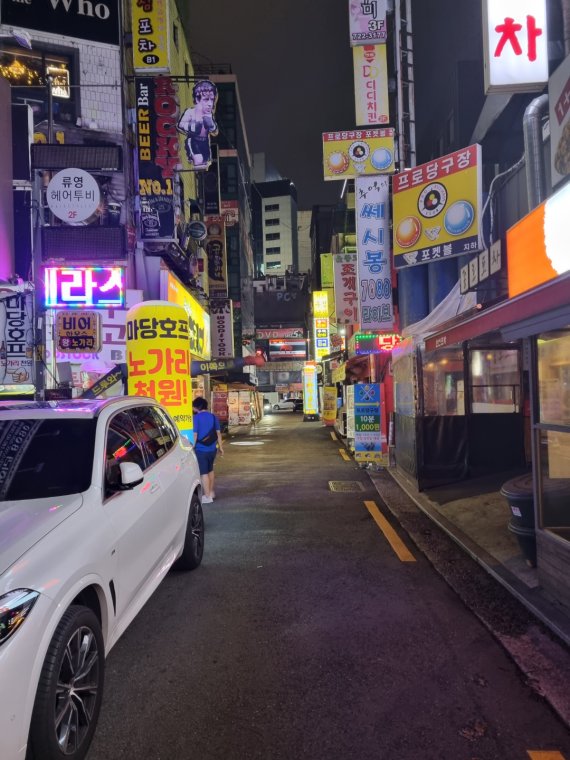 [현장르포] '거리두기 4단계' 앞둔 썰렁한 저녁…더 깊어지는 자영업자 한숨