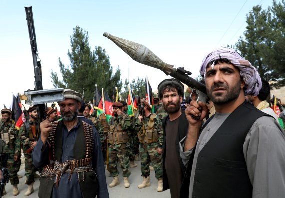 지난달 23일(현지시간) 아프가니스탄 카불 외곽에서 탈레반에 맞서 정부군과 함께 싸우겠다고 선언한 민병대가 행진하고 있다. 로이터뉴스1
