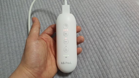 LG 프라엘 메디헤어의 컨트롤러 모습. © News1 정상훈 기자