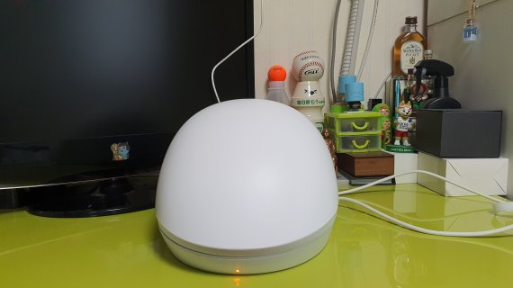 LG 프라엘 메디헤어를 충전하는 모습. 컨트롤러를 충전하는 공간은 내부에 있다. © News1 정상훈 기자