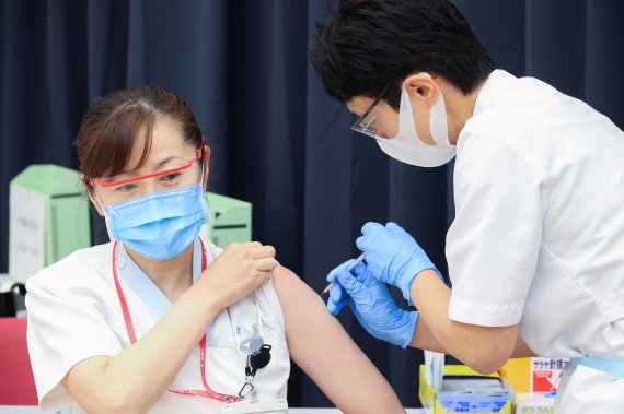일본 도쿄에서 코로나19 백신 접종이 이뤄지고 있다. © 로이터=뉴스1