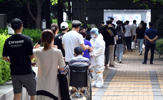 전국 곳곳서 집단감염 속출…감염자 10명 중 3명은 '감염경로 모름'