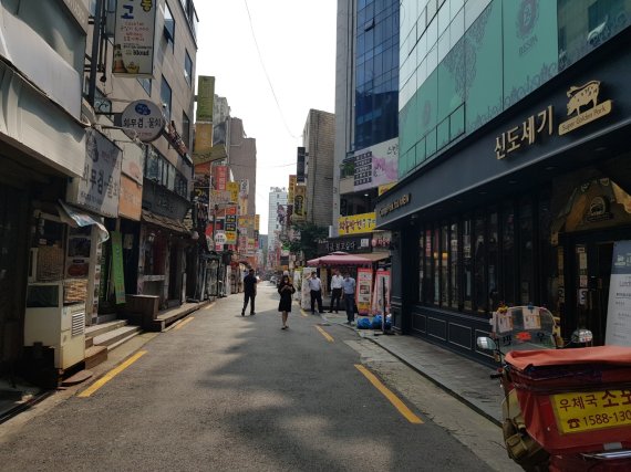 12일 서울 종로구 젊음의거리는 유동인구가 줄어 썰렁한 분위기였다. /사진=윤홍집 기자