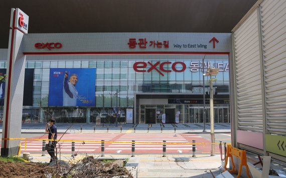 '2022 세계가스총회'를 앞두고 내달까지 대대적인 시설보강공사에 들어간 대구 엑스코 중앙통로 공사현장. (엑스코 제공) © 뉴스1