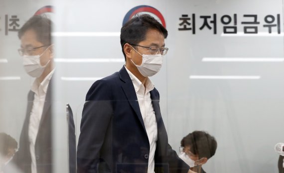 박준식 최저임금위원장이 어제(12일) 정부세종청사에서 열린 9차 전원회의 참석하고 있다. /사진=뉴시스